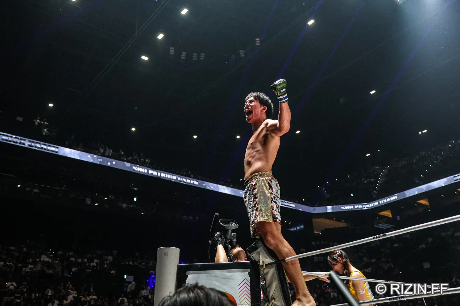 リングコーナーで勝利を喜ぶ宇佐美正パトリック