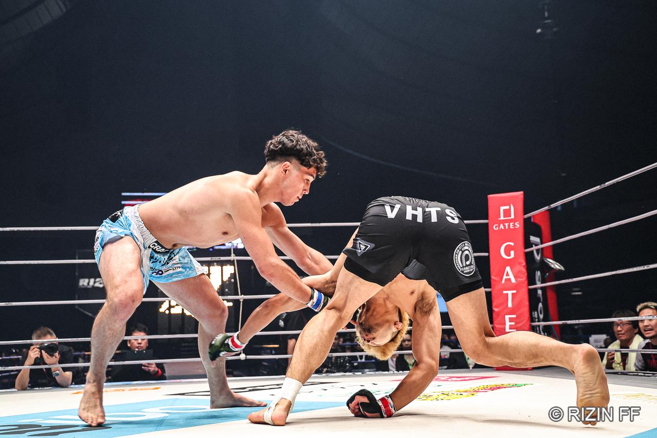 RIZIN.47のグラップリング展開で攻める宇佐美正パトリック
