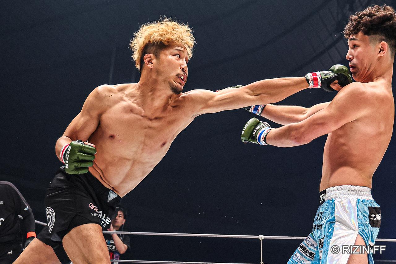 RIZIN.47でパンチをかわす宇佐美正パトリック